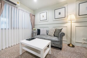 Living area - FunnD Bts Onnut 5Beds NetflixYouTube (Bangkok)