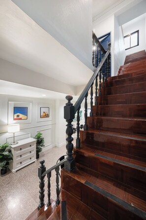 Staircase - FunnD Bts Onnut 5Beds NetflixYouTube (Bangkok)