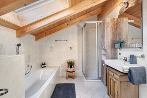 Douche, sèche-cheveux, serviettes fournies