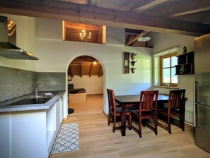 Frigorífico, microondas, placa de cocina y lavavajillas