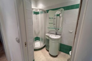 Regadera, secadora de cabello, bidet, toallas