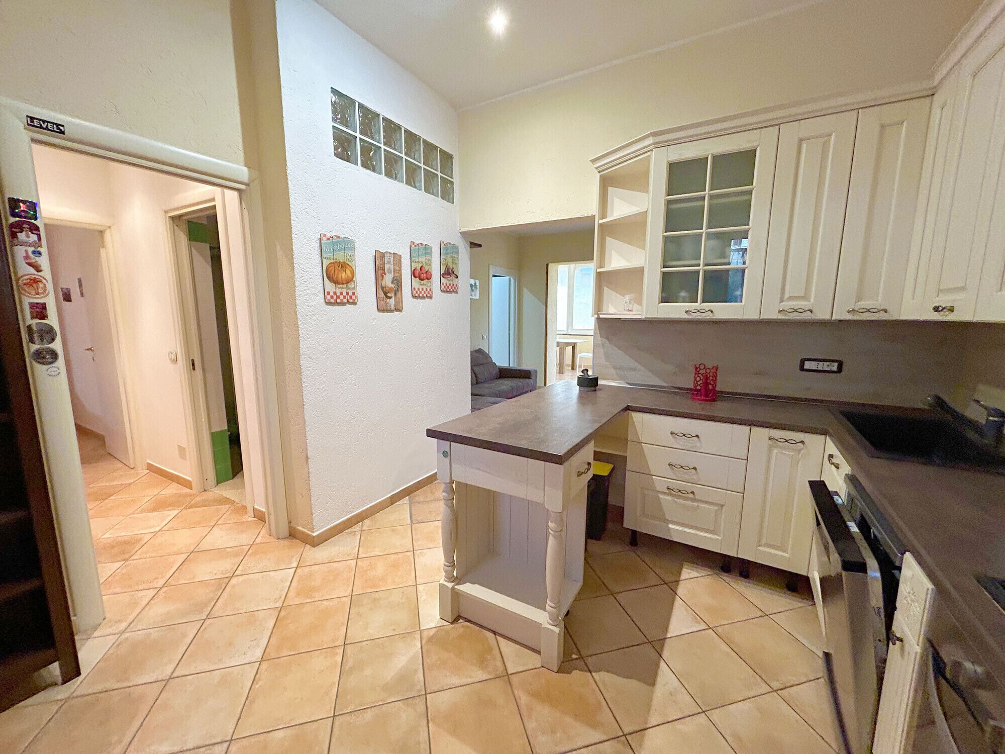 Fridge, oven, dishwasher, coffee/tea maker