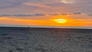 Una playa con un atardecer.