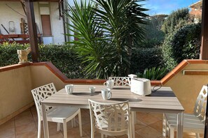 Outdoor dining - La Casa di Marco near the sea (Marina di Grosseto)
