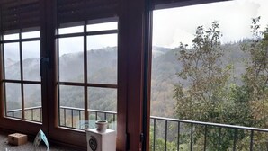 A balcony with a view of a forested mountain range. - Apartamentos Rurales Veredas (Santa Eulalia de Oscos)
