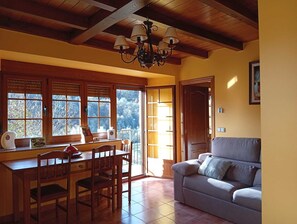 Apartamento, balcón, vistas al jardín | Zona de estar | Una televisión de pantalla plana