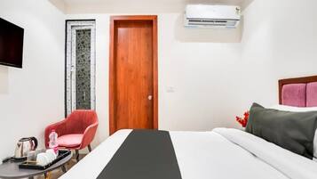 Deluxe Double Room, Balcony, City View | In-room safe, desk, laptop workspace, soundproofing