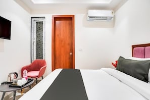 Habitación doble Deluxe, balcón, vista a la ciudad | Caja de seguridad en la habitación y escritorio 