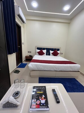 In-room safe, desk, laptop workspace, soundproofing - AEROFLY AIRPORT HOTEL (New Delhi)