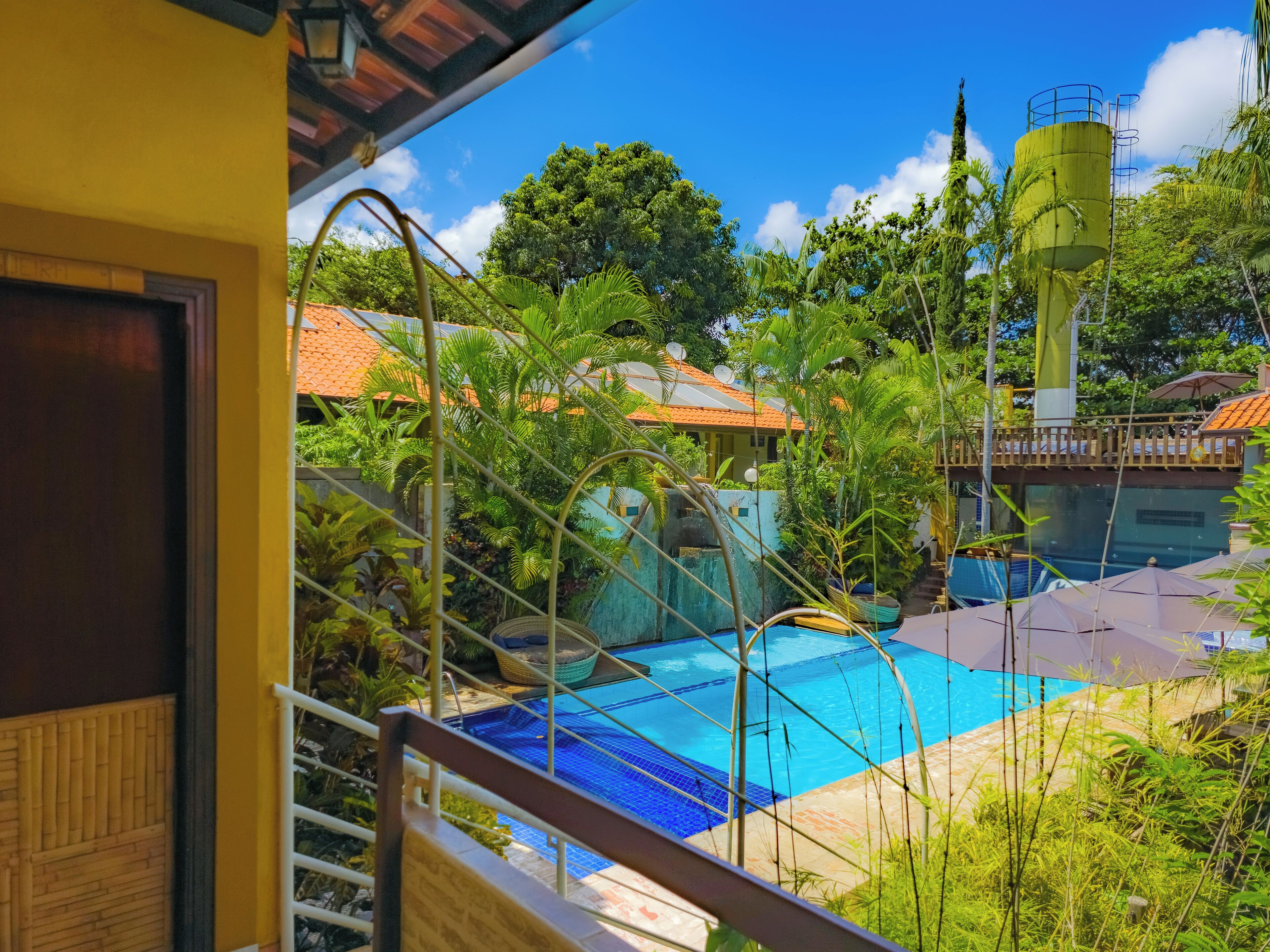 Piscina interna, funciona das 10h às 22h, espreguiçadeiras