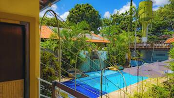 Piscina interna, funciona das 10h às 22h, espreguiçadeiras
