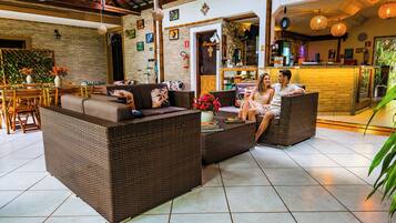 Área de estar no saguão