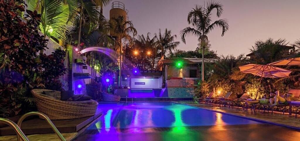 Una piscina techada, sillones reclinables de piscina