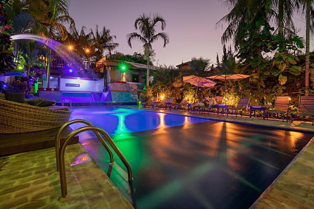 Una piscina techada, sillones reclinables de piscina