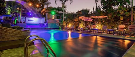 Piscine couverte, accès possible de 10 h 00 à 22 h 00, chaises longues