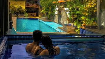 Piscina interna, funciona das 10h às 22h, espreguiçadeiras