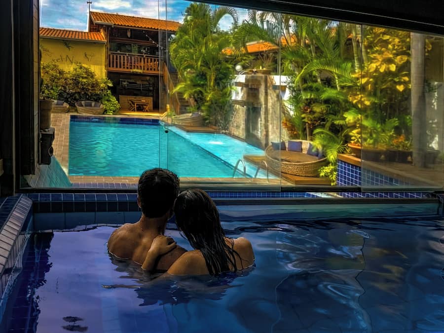 Piscina interna, funciona das 10h às 22h, espreguiçadeiras