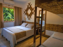 Suíte superior, várias camas, ar-condicionado, vista para o parque | Roupas de cama antialérgicas, individualmente decorados