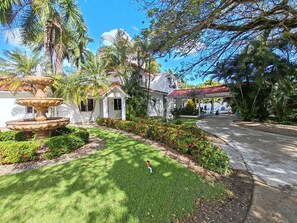Property grounds - Massive 9BR Estate, 2 Pools, Jacuzzi, Free Pickup (Sosúa)