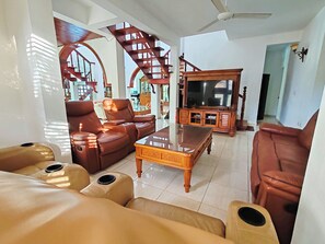 Smart TV, stereo - Massive 9BR Estate, 2 Pools, Jacuzzi, Free Pickup (Sosúa)