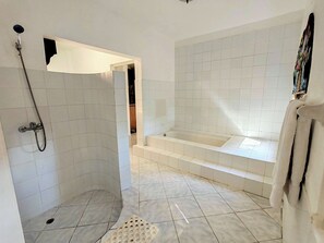Regadera, bidet, toallas, jabón 