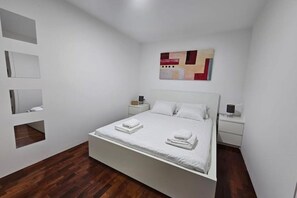 Strykjärn/strykbräda, wi-fi och sängkläder