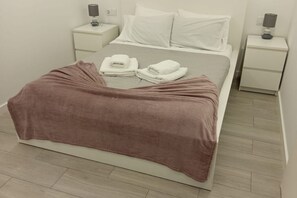 Strykjärn/strykbräda, wi-fi och sängkläder