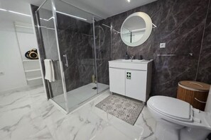 Shower, hair dryer, soap - Villa Rodrigues 3 by Rentallido (Campanario)