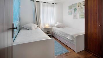 Tabla de planchar con plancha, wifi, ropa de cama