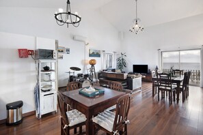 Dining - Villa 'Breathe Nature - Beach House Azores' with Sea View, Wi-Fi and Air Conditioning (Angra do Heroísmo)