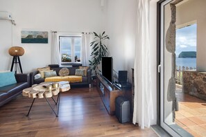 TV, stereo - Villa 'Breathe Nature - Beach House Azores' with Sea View, Wi-Fi and Air Conditioning (Angra do Heroísmo)