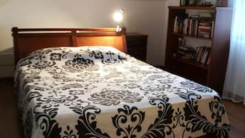 Planxa i posts de planxar, wifi i roba de llit