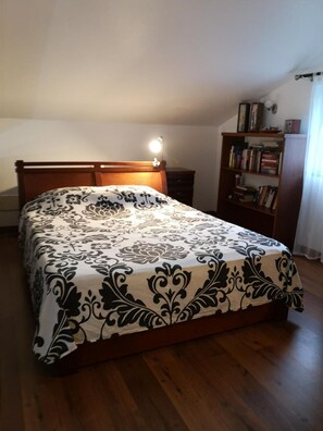 Tabla de planchar con plancha, wifi, ropa de cama