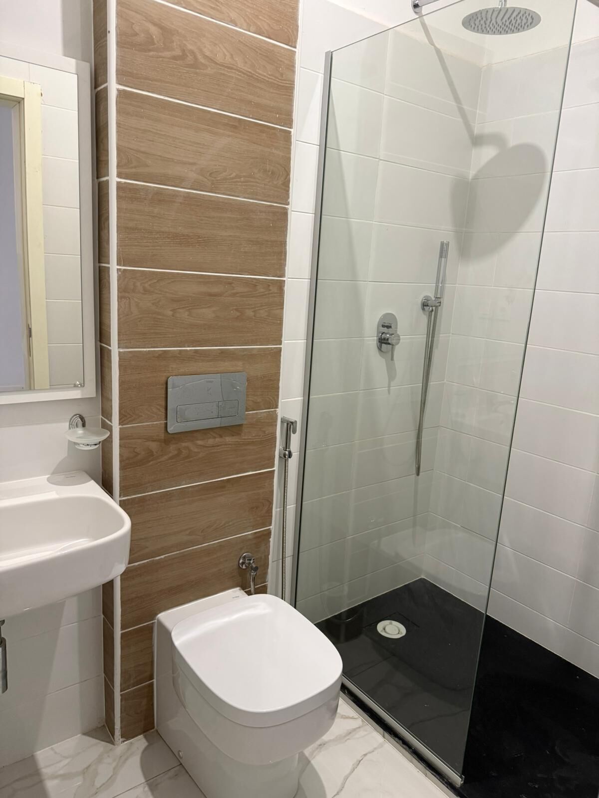 Ducha, toallas, jabón y champú