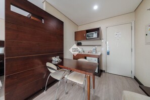 Apartamento, vista para a cidade | Opções para refeição