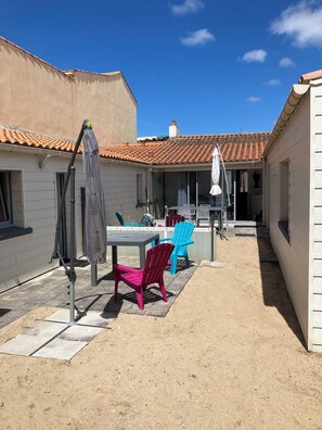 屋外ダイニングエリア