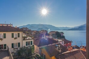 A coastal town with buildings overlooking a body of water and mountains in the background. - Dream Lake Home in Varenna (Varenna)