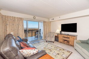 Smart TV - 3BD bay side condo with view of the bay and outdoor pool, just steps to the beach (Ocean City)