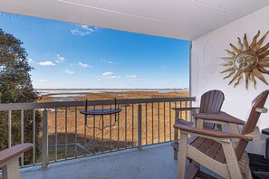 Property grounds - 3BD bay side condo with view of the bay and outdoor pool, just steps to the beach (Ocean City)