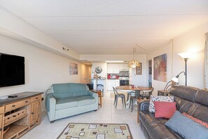 Smart TV - 3BD bay side condo with view of the bay and outdoor pool, just steps to the beach (Ocean City)