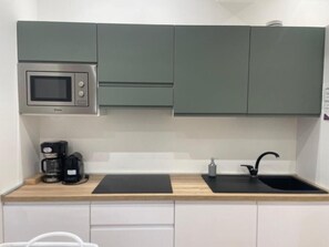 Comfort Double or Twin Room, Balcony | Private kitchen | Full-size fridge, stovetop, cookware/dishes/utensils - Imperatore suites (Rome)