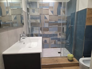 Departamento Deluxe | Baño | Regadera, secadora de cabello, toallas, jabón