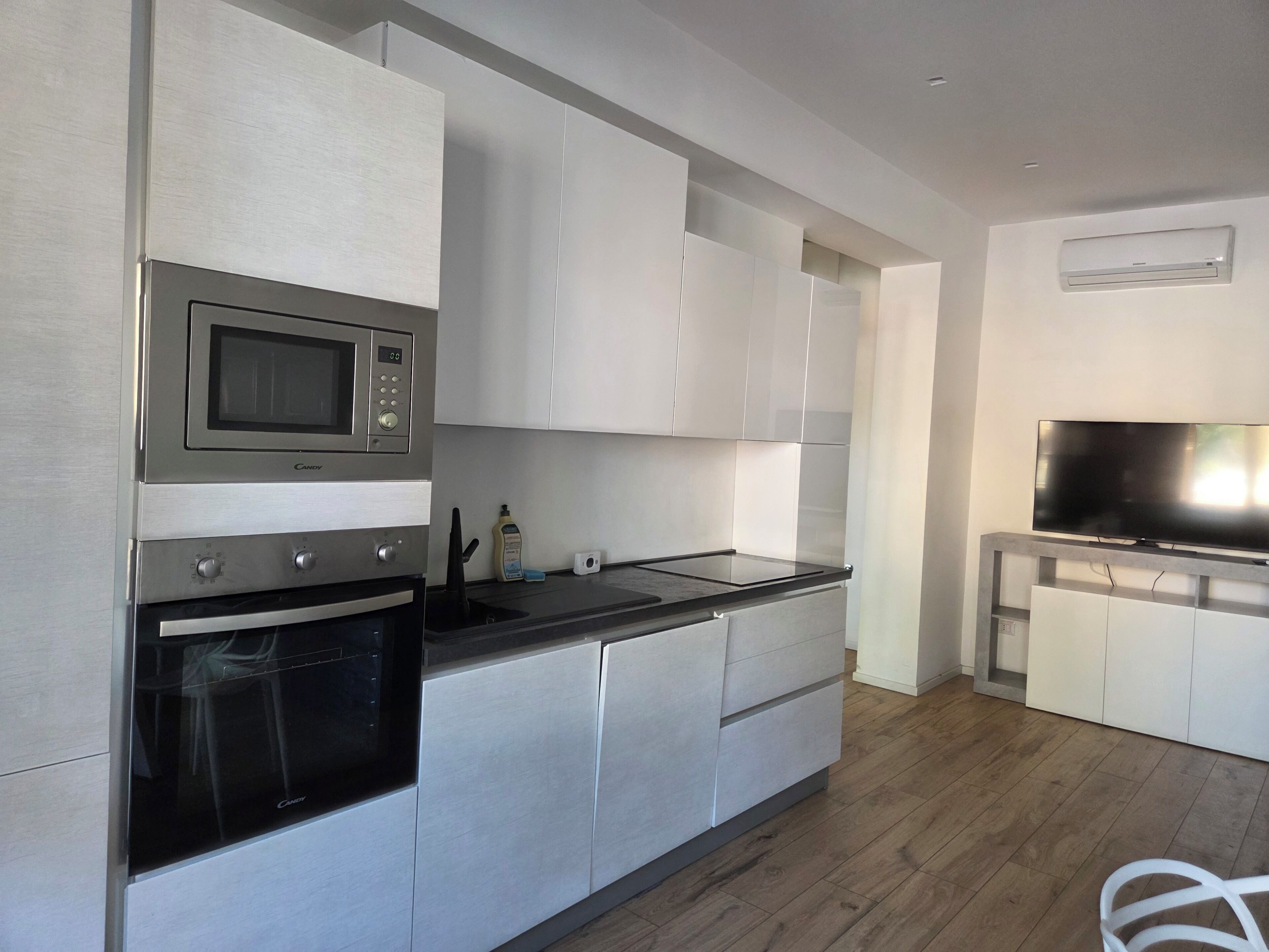 Deluxe Apartment | Private kitchen | Full-size fridge, microwave, stovetop, dishwasher