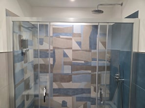 Departamento Deluxe | Baño | Regadera, secadora de cabello, toallas, jabón