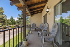 Terrace/patio - Discover the Sedona Oak Creek Quiet Retreat, a cozy 2-bedroom condo in Village of Oak Creek. (Sedona)