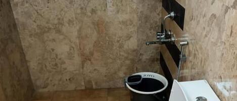 Un baño con inodoro, bidé y ducha.