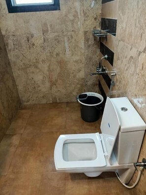 Deluxe-Doppelzimmer, Gartenblick | Badezimmer | Kostenlose Toilettenartikel, Haartrockner, Handtücher, Toilettenpapier