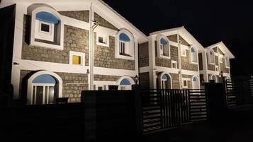 Kahden hengen perhehuone, parveke, näköala puutarhaan | Ulkopuoli