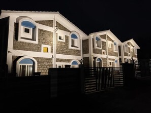 Familien-Doppelzimmer, Balkon, Gartenblick | Aussenbereich