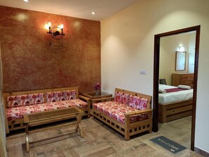 Honeymoon Room, Garden View - Longwood Resorts (Kotagiri)